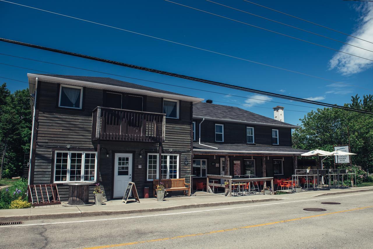 Auberge Et Salle De Spectacle La Fascine L'Isle-aux-Coudres Exterior foto